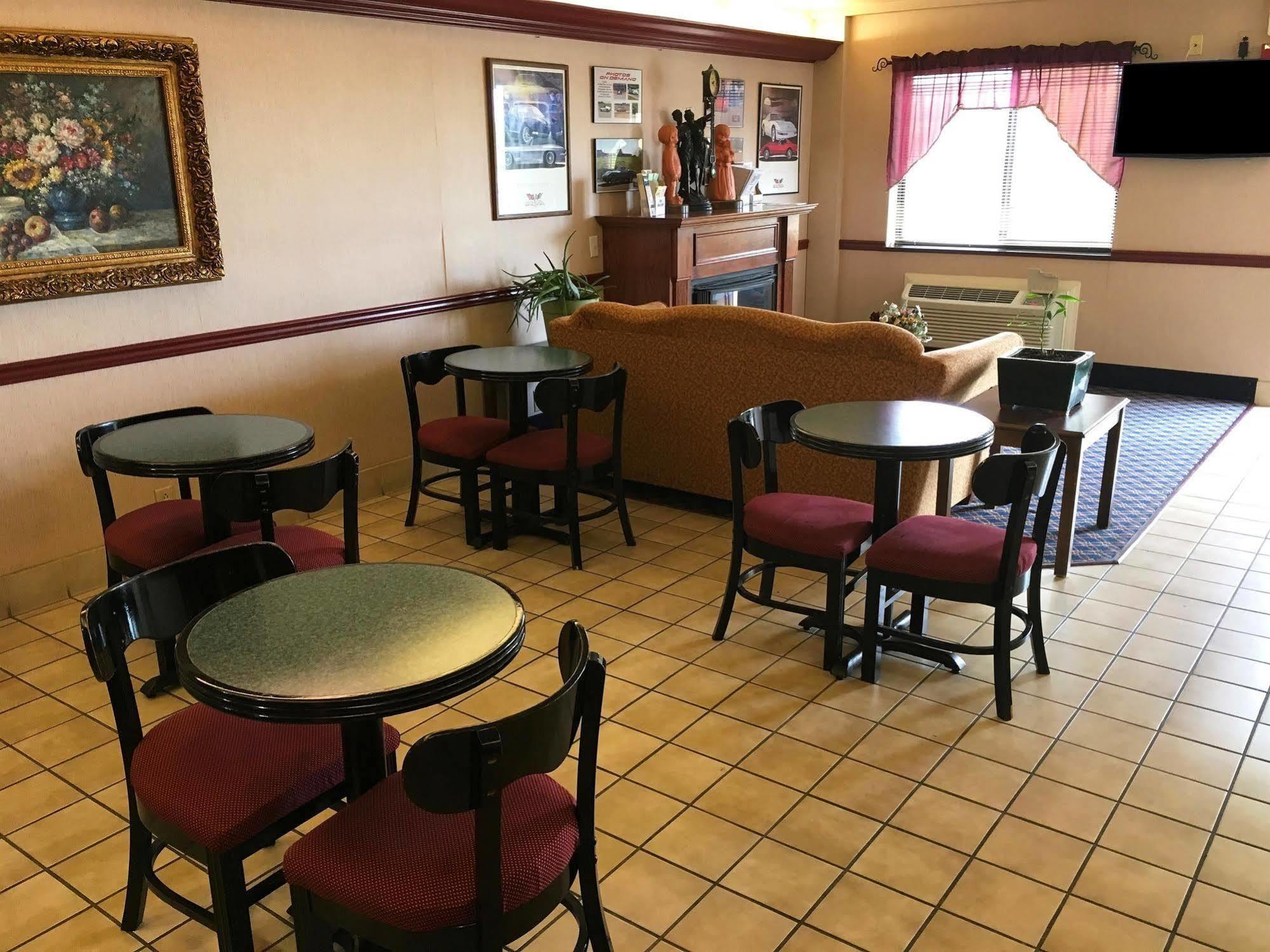 Country Hearth Inn - Боулинг Грийн Екстериор снимка